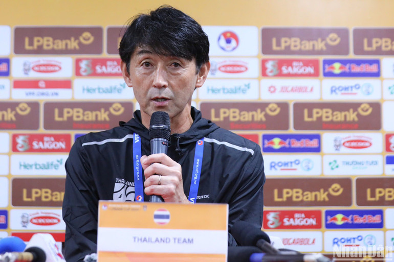 Huấn luyện viên đội tuyển Thái Lan Masatada Ishii phát biểu tại buổi họp báo sau trận đấu. (Ảnh: MINH ĐẠT)