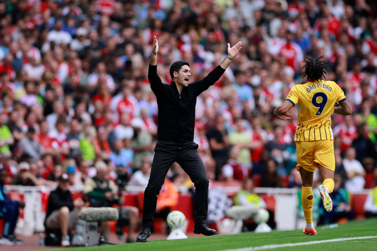 Arteta phản ứng với quyết định của trọng tài. (Ảnh: Getty)