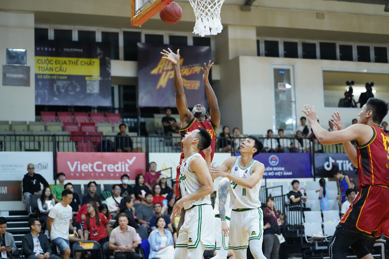 Jevonnie Scott không có đối thủ ở khu vực cận rổ. (Ảnh: VBA)