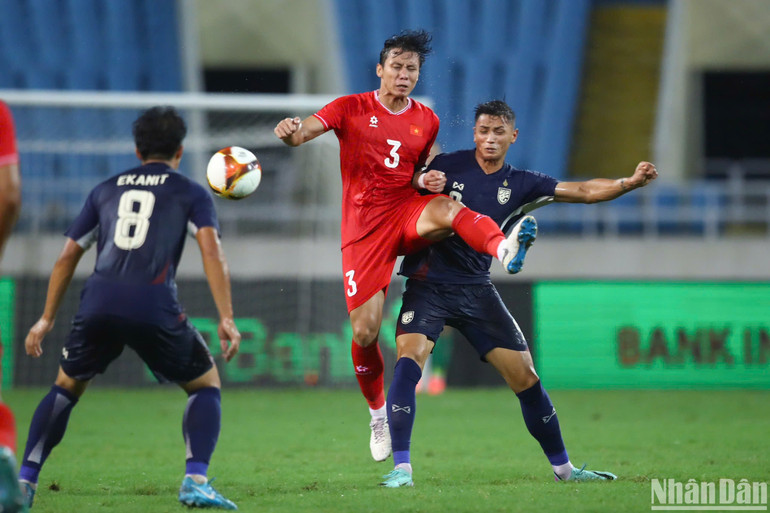 Hai đội tiếp tục giằng co nhau trong hiệp 2. (Ảnh: SƠN TÙNG)