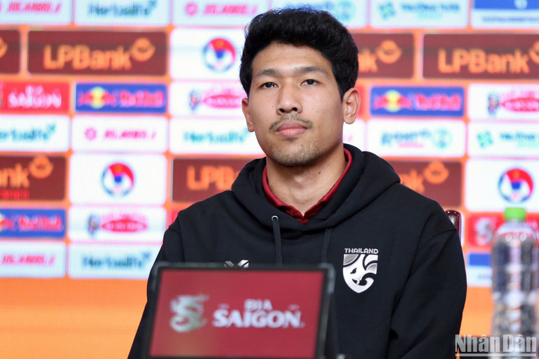 Tiền vệ phòng ngự Weerathep Pomphun tại buổi họp báo. (Ảnh: SƠN TÙNG)