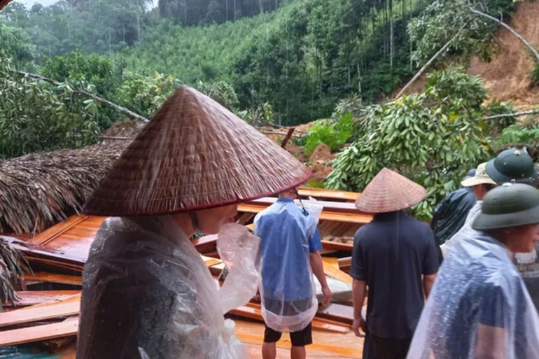 Người dân Lục Yên tham gia cứu hộ, cứu nạn. (Ảnh: Bạn đọc cung cấp)