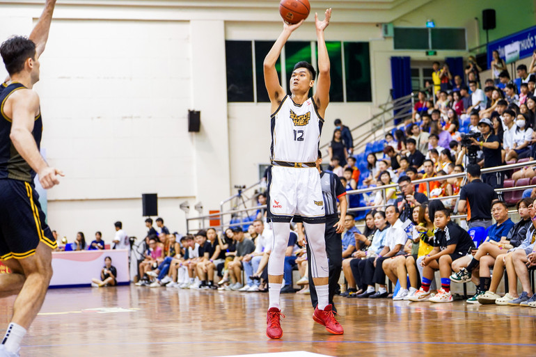 Phú Vinh ném xa bùng nổ. (Ảnh: VBA)