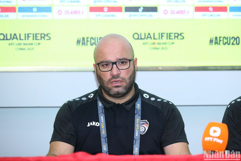 Huấn luyện viên của U20 Syria, ông Mohamad Akil phát biểu tại buổi họp báo sau trận đấu. (Ảnh: SƠN TÙNG)