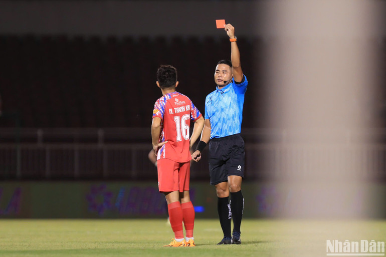 Thanh Khôi nhận thẻ đỏ trực tiếp từ rất sớm. (Ảnh: SƠN TÙNG)