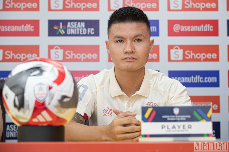 Tiền vệ Nguyễn Quang Hải tham dự buổi họp báo. (Ảnh: SƠN TÙNG)
