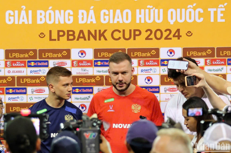 Tiền vệ Ivan Oblyakov (ngoài cùng bên trái) chia sẻ cùng truyền thông. (Ảnh: SƠN TÙNG)