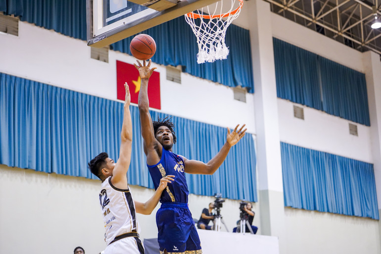 Mykal Jenkins được dồn bóng tấn công khu vực cận rổ của Saigon Heat. (Ảnh: VBA)