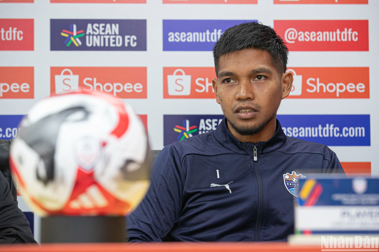 Thủ môn Izwan Mahbuk phát biểu tại buổi họp báo. (Ảnh: SƠN TÙNG)