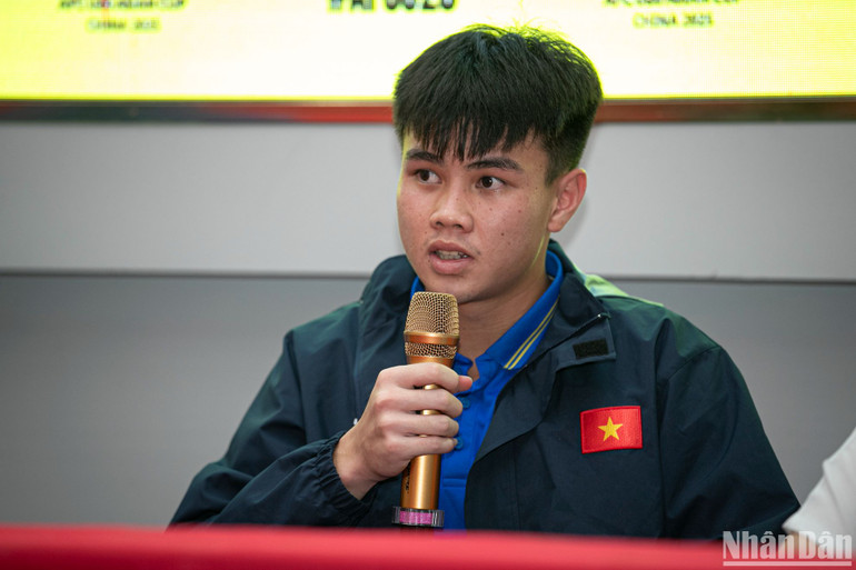 Cầu thủ trẻ Hoàng Minh Tiến phát biểu tại buổi họp báo. (Ảnh: SƠN TÙNG)