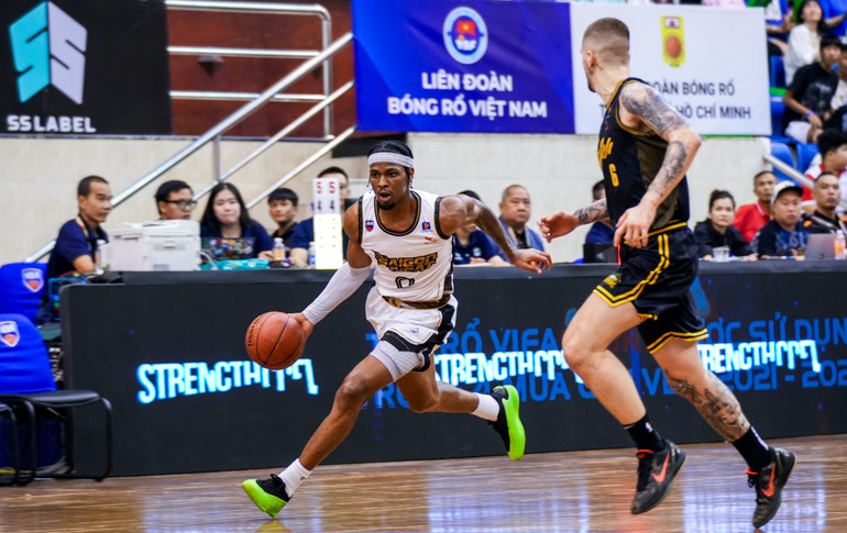 Elijah Weaver tỏa sáng giúp Saigon chạm một tay vào cúp vô địch. (Ảnh: VBA) Elijah Weaver tỏa sáng giúp Saigon chạm một tay vào cúp vô địch. (Ảnh: VBA)