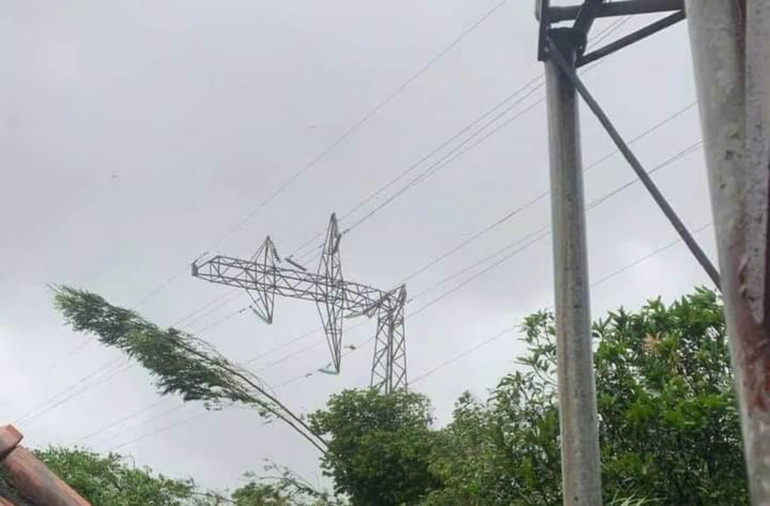 Cột điện cao thế bị đổ gãy. (Ảnh: CTV)