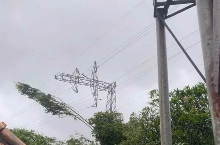 Cột điện cao thế bị đổ gãy. (Ảnh: CTV)