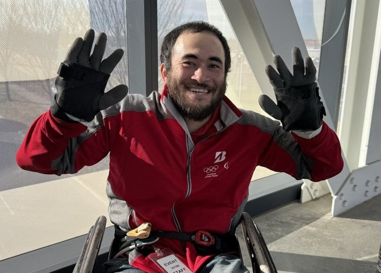 Găng tay mới của Chuck Aoki là cao su hạn chế độ ẩm và có dây đeo để tháo ra bằng miệng. (Ảnh: Getty)