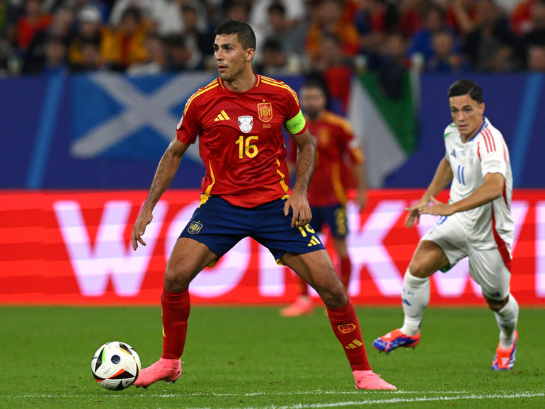 Rodri là nhân tố không thể thiếu của Tây Ban Nha và Man City. (Ảnh: TalkSport)