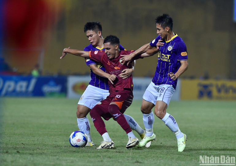 Các cầu thủ Hà Nội áp sát nhanh nhằm đoạt lại bóng. (Ảnh: TRẦN HẢI)