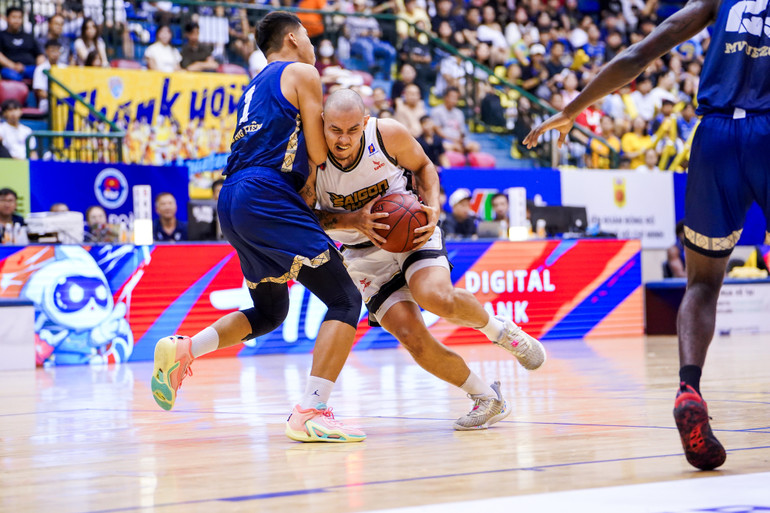 Tim Waale vào sân gia tăng khả năng tranh chấp cận rổ cho Saigon Heat. (Ảnh: VBA)