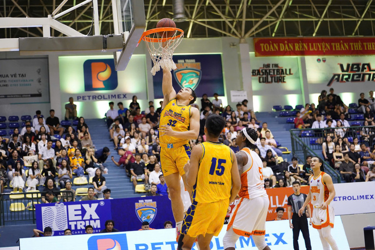 Dominique Tham không có đối thủ ở khu vực dưới rổ. (Ảnh: VBA)