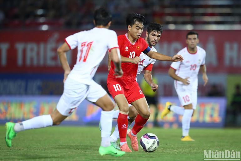 Hai đội thi đấu khá kín kẽ, tập trung phòng ngự hiệu quả. (Ảnh: SƠN TÙNG)