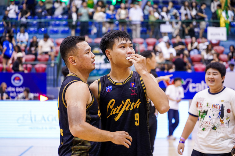 Những giọt nước mắt của cầu thủ Cần Thơ khi giành chiến thắng. (Ảnh: VBA)