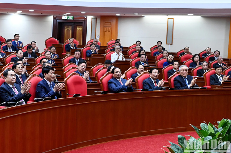 Các đồng chí lãnh đạo Đảng, Nhà nước và các đại biểu tham dự phiên bế mạc hội nghị.