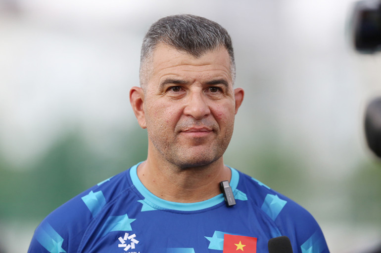 Huấn luyện viên Cristiano Roland tại buổi tập chiều 17/9 của đội tuyển U17 Việt Nam. (Ảnh: VFF)