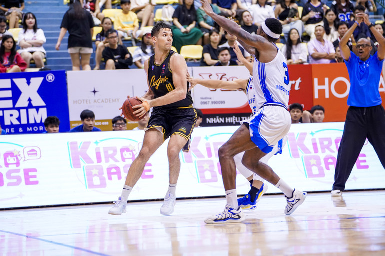 Yevgen Sakhniuk thi đấu năng nổ truyền cảm hứng cho đồng đội. (Ảnh: VBA)