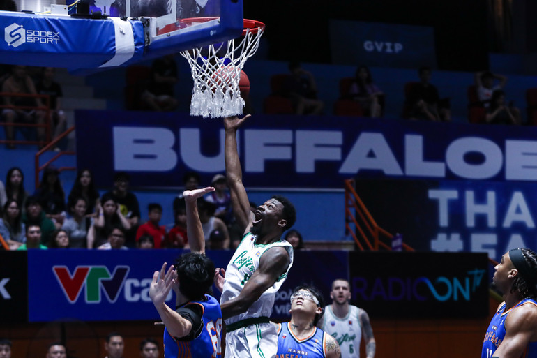 Joshua Keyes dứt điểm cận rổ ghi điểm cho Cantho Catfish. (Ảnh: VBA)