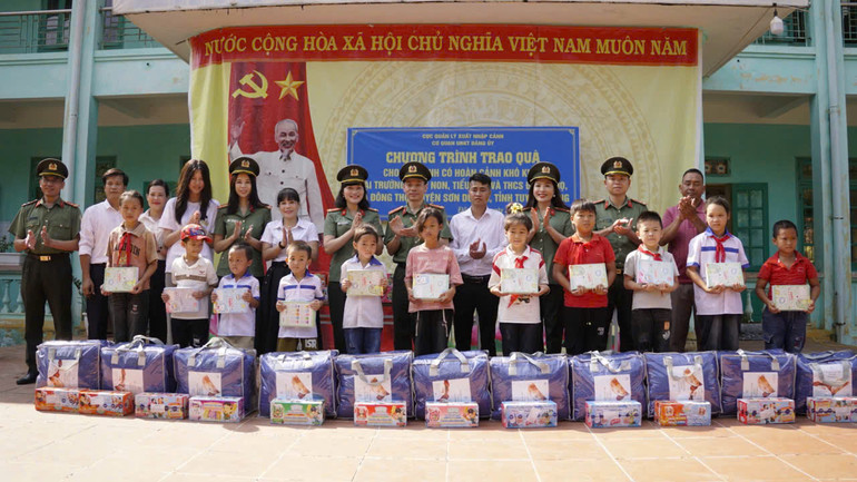 Các em học sinh mầm non, tiểu học, trung học cơ sở xã Đông Thọ nhận phần quà ý nghĩa.