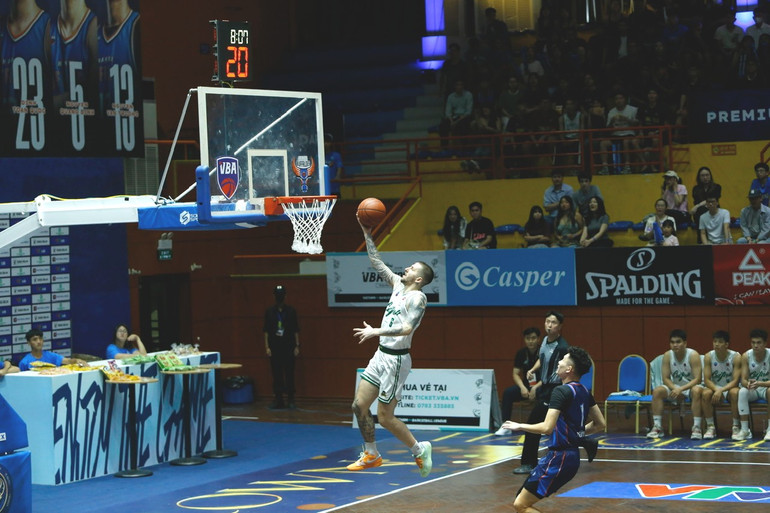 Dakota Zinser lên rổ ghi điểm cho Cantho Catfish. (Ảnh: VBA) Dakota Zinser lên rổ ghi điểm cho Cantho Catfish. (Ảnh: VBA)