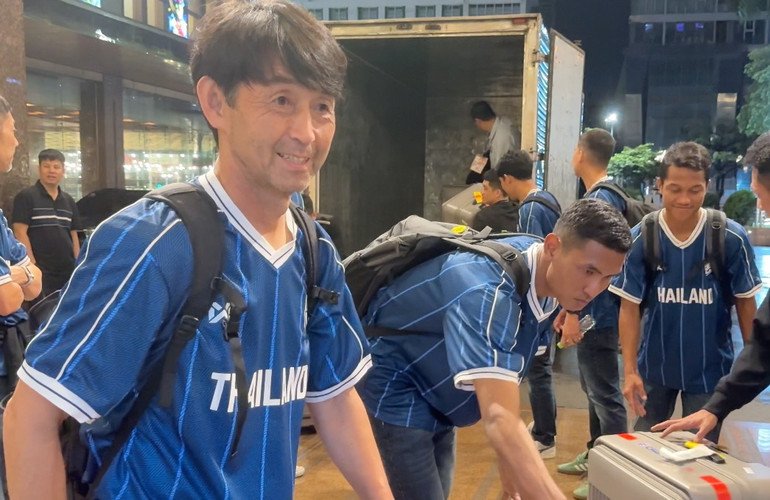 Huấn luyện viên Ishii Masatada hỗ trợ các học trò vận chuyển hành lý. (Ảnh: VFF) Huấn luyện viên Ishii Masatada hỗ trợ các học trò vận chuyển hành lý. (Ảnh: VFF)