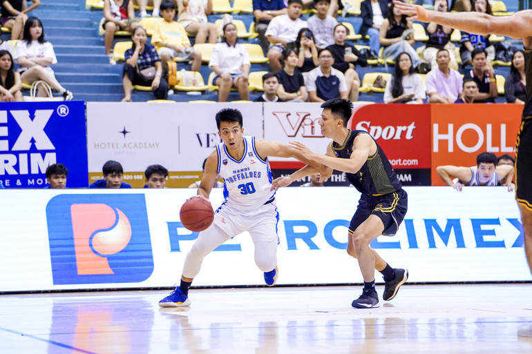 Nguyễn Huy Hoàng nỗ lực giúp Hanoi Buffaloes bám đuổi. (Ảnh: VBA)