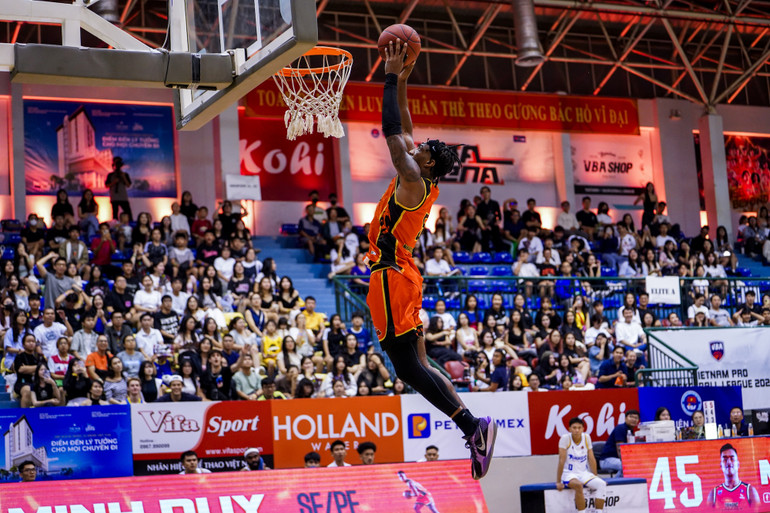 Marquis Davison úp rổ ghi điểm cho Danang Dragons. (Ảnh: VBA)