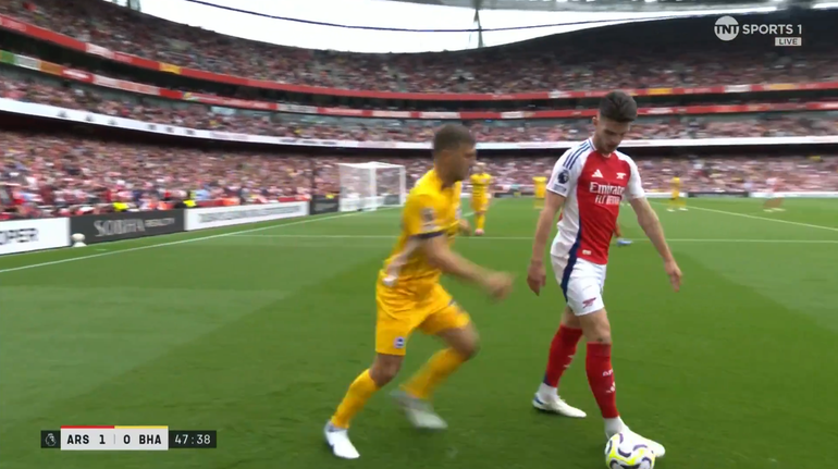 Tình huống khiến Rice bị rút thẻ vàng thứ 2. (Ảnh: Getty)