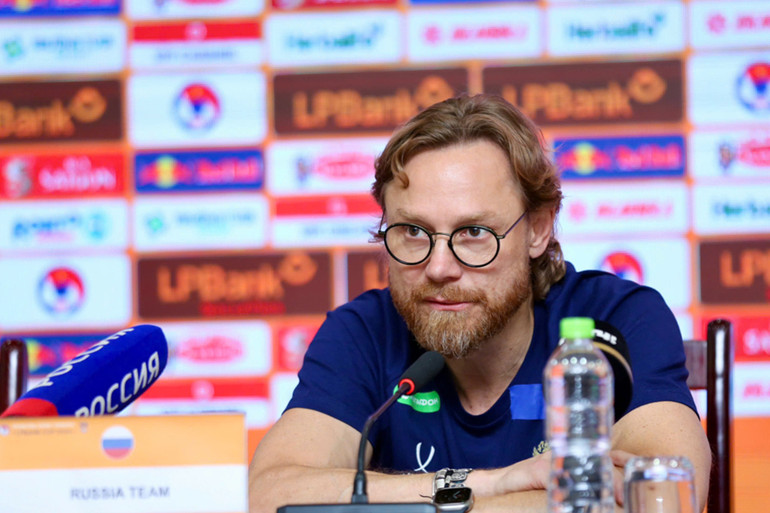 Huấn luyện viên Valeri Karpin chia sẻ tại buổi họp báo.