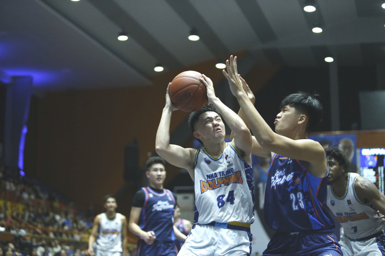 Huỳnh Vĩnh Quang tỏa sáng giúp Nha Trang Dolphins duy trì thế thượng phong. (Ảnh: VBA)