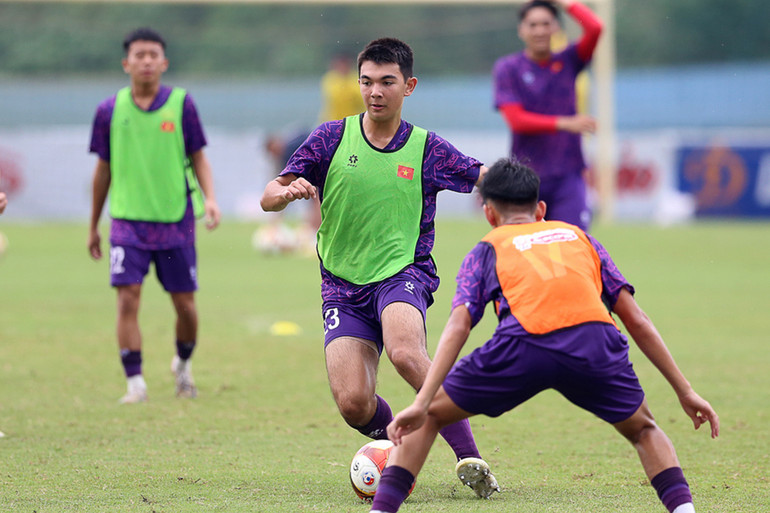 Maxwell James Peereboom nỗ lực bắt nhịp với các đồng đội.