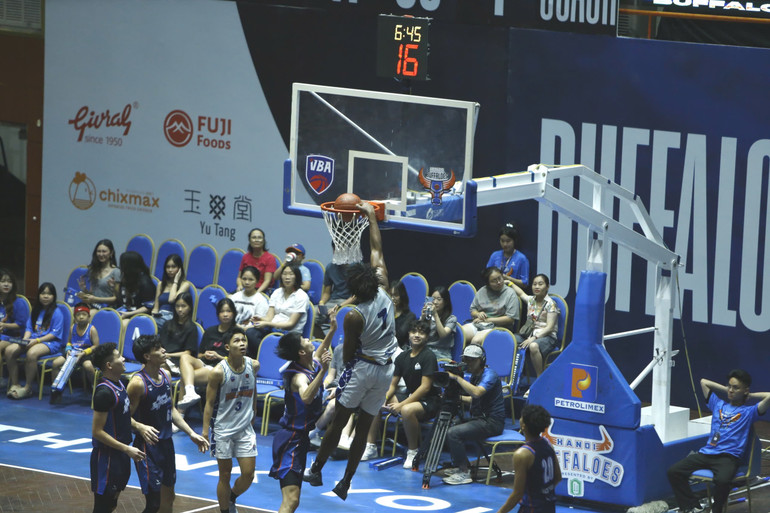 Mykal Jenkins nhiều lần úp rổ ghi điểm cho Nha Trang Dolphins. (Ảnh: VBA)