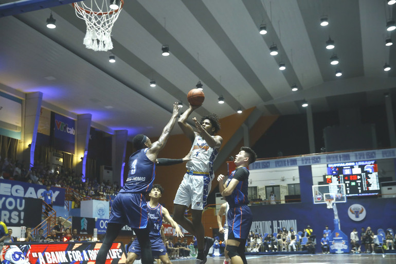 Mykal Jenkins tấn công trực diện khu vực cận rổ của Hanoi Buffaloes. (Ảnh: VBA)