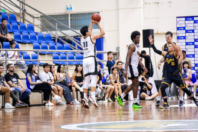 Võ Kim Bản ném xa xuất sắc giúp Saigon Heat liên tục gỡ điểm. (Ảnh: VBA) Võ Kim Bản ném xa xuất sắc giúp Saigon Heat liên tục gỡ điểm. (Ảnh: VBA)