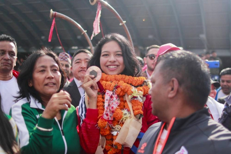 Tiếng hò reo cái tên không ngớt Palesha Goverdhan tại sân bay Kathmandu. (Ảnh: The Himalayan Times)