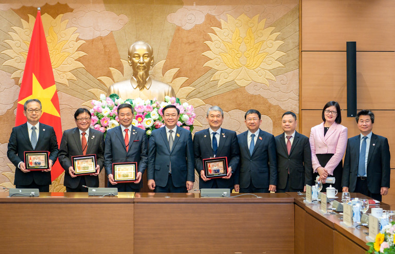 Chủ tịch Quốc hội Vương Đình Huệ chụp ảnh lưu niệm với các đại biểu dự buổi tiếp.