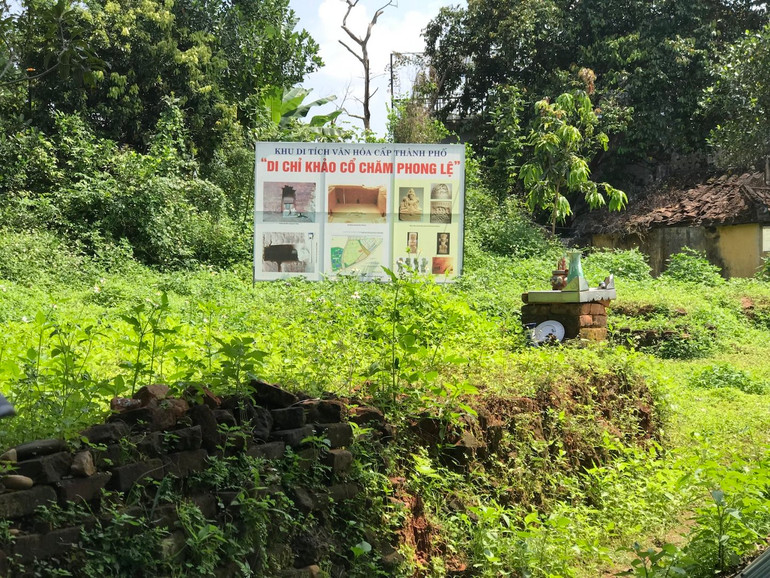 Sợ nước mưa tràn mạnh vào Hố thiêng, người dân địa phương đã ghép đá, gạch bao quanh vòng ngoài…