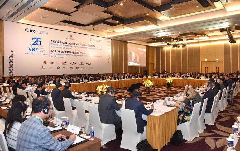 Quang cảnh diễn đàn. Quang cảnh diễn đàn.