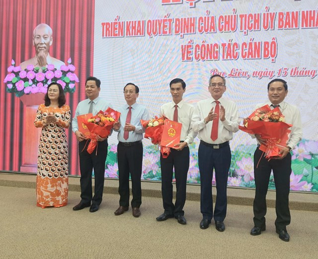 Lãnh đạo tỉnh Bạc Liêu trao quyết định, tặng hoa Ban Giám đốc Sở Văn hóa, Thể thao và Du lịch tỉnh.