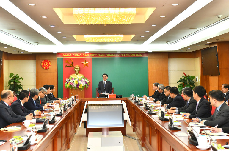 Đồng chí Trần Cẩm Tú chủ trì buổi gặp mặt. Đồng chí Trần Cẩm Tú chủ trì buổi gặp mặt.