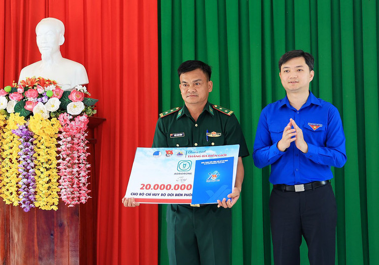 Bí thư Trung ương Đoàn, Chủ tịch Trung ương Hội Sinh viên Việt Nam Nguyễn Minh Triết tặng quà cho Đồn Biên phòng Phú Mỹ.