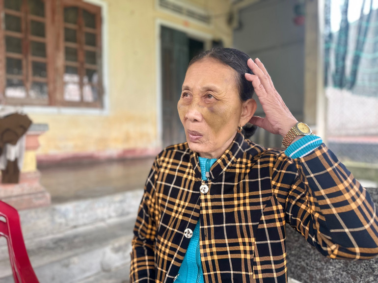 Bà Đặng Thị Hiệp thoát chết sau vụ tai nạn giao thông nghiêm trọng. Nhiều năm qua, gia đình, họ hàng bà và người trong thôn Thanh Khiết đều chọn bệnh viện tại thành phố Đà Nẵng là nơi tìm kiếm sức khỏe.