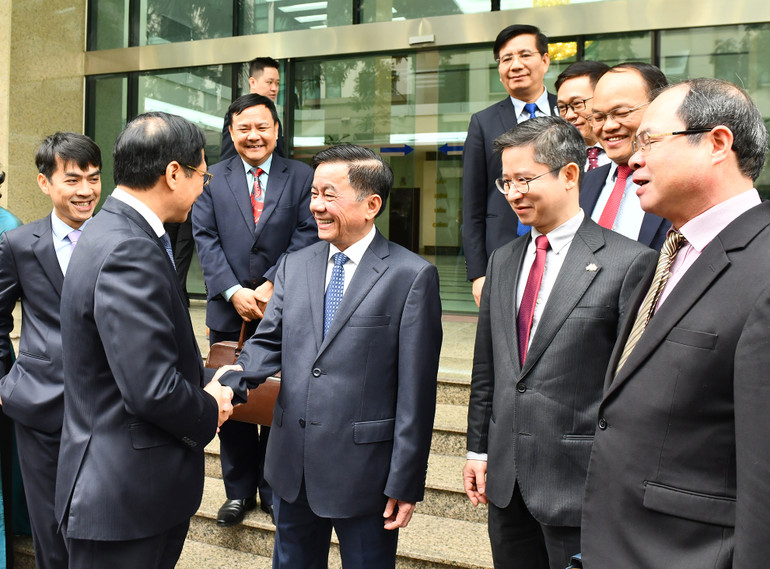 Đồng chí Trần Cẩm Tú với các Trưởng Cơ quan đại diện Việt Nam ở nước ngoài tại buổi gặp mặt. Đồng chí Trần Cẩm Tú với các Trưởng Cơ quan đại diện Việt Nam ở nước ngoài tại buổi gặp mặt.