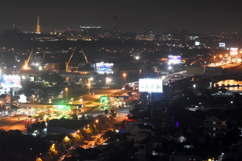 Cầu Đồng Nai trên Quốc lộ 1 kết nối đường bộ giữa tỉnh Đồng Nai và Thành phố Hồ Chí Minh (qua địa phận tỉnh Bình Dương).